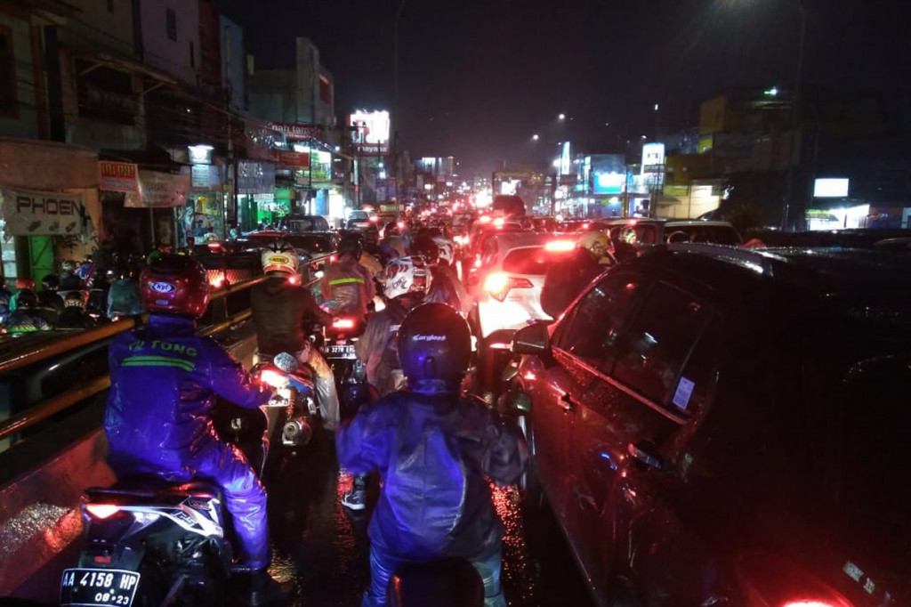 Hujan deras yang mengguyur wilayah Tangerang Selatan dan sekitarnya pada Rabu, 7 Juli 2020 sore mengakibatkan Jalan Ciputat Raya macet total.