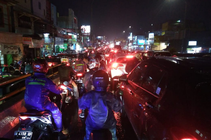 Hujan deras yang mengguyur wilayah Tangerang Selatan dan sekitarnya pada Rabu, 7 Juli 2020 sore mengakibatkan Jalan Ciputat Raya macet total.