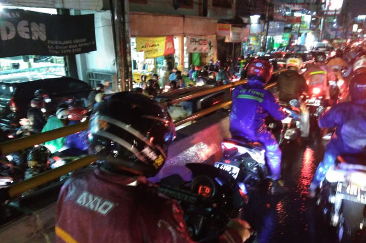 Kemacetan terjadi mulai UIN Syarif Hidayatullah hingga setelah fly over Ciputat.