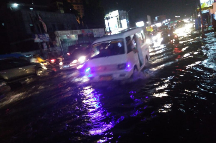 Genangan terjadi karena buruknya sistem drainase di tempat tersebut. 