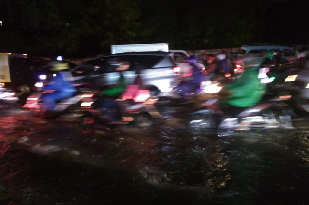 Kemacetan terjadi karena adanya genangan sepanjang sekitar 300 meter dan tinggi sekitar 30 cm di ruas jalan setelah fly over Ciputat.