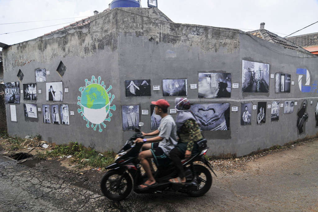 Pameran yang diadakan Komunitas Fotografi Zepret STIKOM Inter Studi menampilkan 23 karya foto untuk mengedukasi warga untuk menjaga kesehatan saat masa pandemi Covid-19.