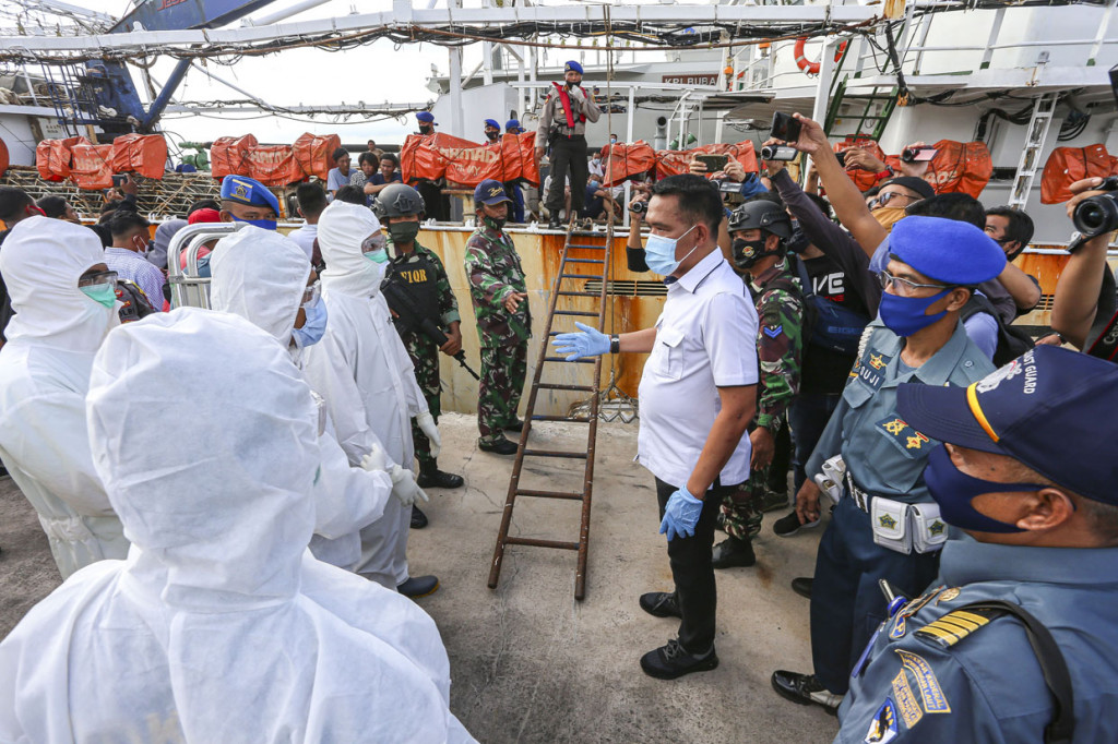 Petugas gabungan mengevakuasi jenazah ABK kapal ikan berbendera Tiongkok yang berkewarganegaraan Indonesia di Dermaga Lanal Batam, Kepulauan Riau. 