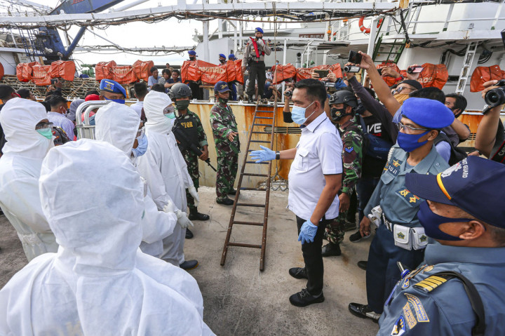 Petugas gabungan mengevakuasi jenazah ABK kapal ikan berbendera Tiongkok yang berkewarganegaraan Indonesia di Dermaga Lanal Batam, Kepulauan Riau. 