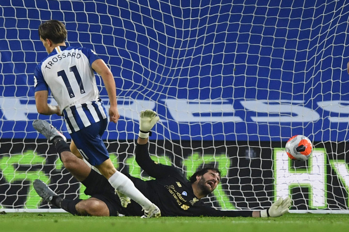 Di akhir babak pertama tuan rumah berhasil memperkecil ketertinggalan. Tendangan voli Leandro Trossard menyambut umpan silang Tariq Lamptey berhasil menjebol gawang Liverpool yang dijaga  Alisson Becker. Skor 1-2 bertahan hingga jeda.