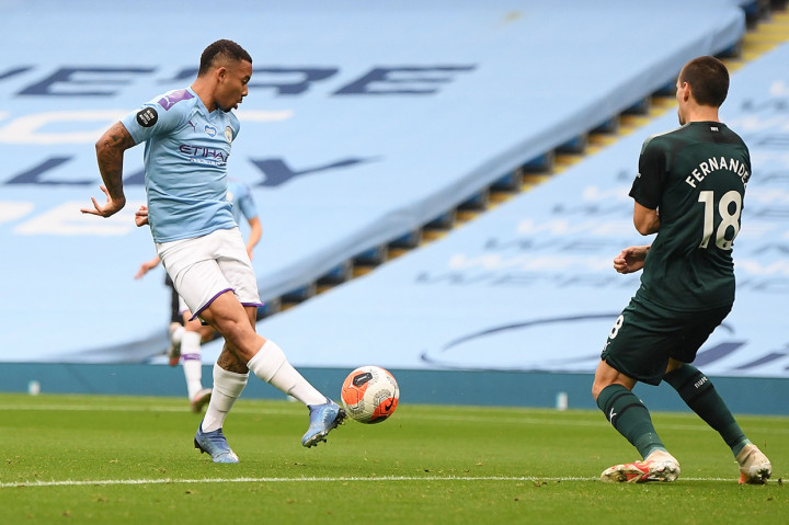 Seolah melupakan kekalahan sebelumnya, tim besutan Pep Guardiola segera menekan tamunya sejak awal laga. Tuan rumah akhirnya sukses membuka keunggulan pada menit ke-10 ketika David Silva merangsek dari sisi kiri dan mengirim umpan tarik kepada Gabriel Jesus yang berdiri bebas dan dengan mudah menyontek bola ke gawang tim tamu.