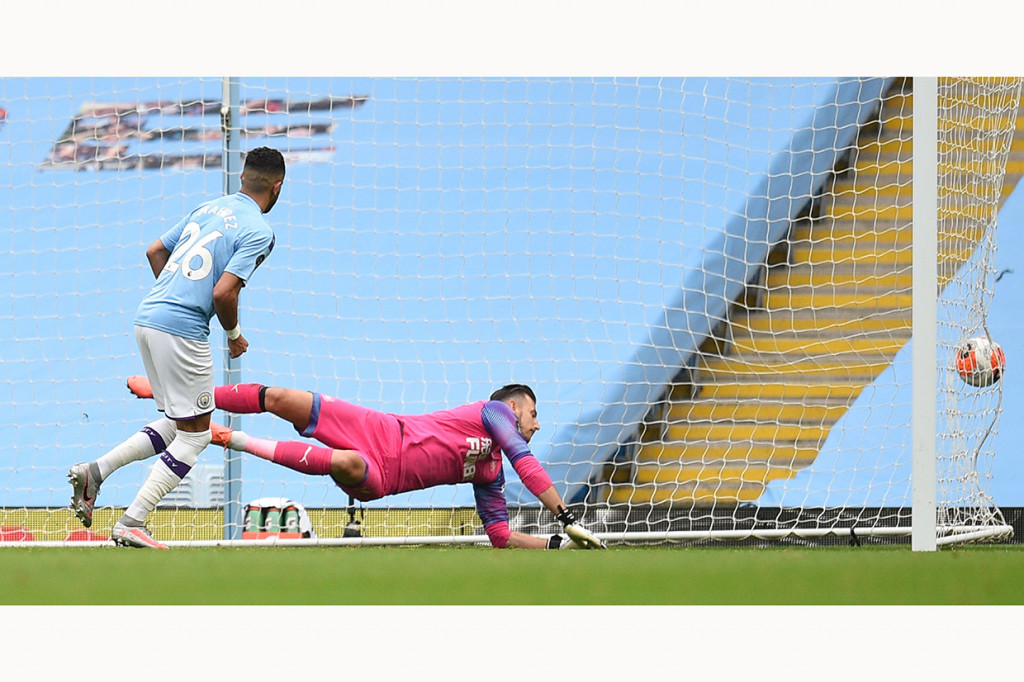 Keunggulan The Citizens bertambah pada menit ke-21 ketika Kevin de Bruyne berlari sendirian sebelum mengirim umpan tarik yang diselesaikan dengan baik oleh Mahrez untuk memaksa Dubravka kembali memungut bola dari dalam gawangnya.