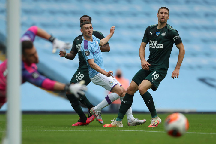 Meski sudah unggul 2-0 City tetap terus menggempur pertahanan Newcastle. Beberapa peluang tercipta namun tidak membuahkan hasil. Pada menit ke-42 Phil Foden berpeluang memperbesar keunggulan timnya. Tinggal berhadap dengan Dubravka, sepakannya masih melebar. 