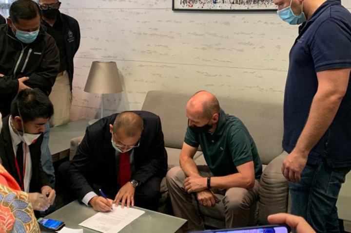 Proses serah terima buronan pelaku pembobolan Bank BNI sebesar Rp1,7 triliun, Maria Pauline Lumowa, dari NCB Serbia ke Central of Authority Indonesia yang diwakili Dirjen Administasi Hukum Umum Cahyo Munzar.