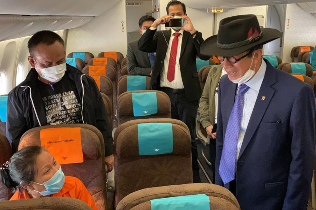 Yasonna Laoly berbincang dengan Maria Pauline Lumowa sesaat sebelum penerbangan menuju Indonesia dari Serbia, Rabu, 8 Juli 2020.