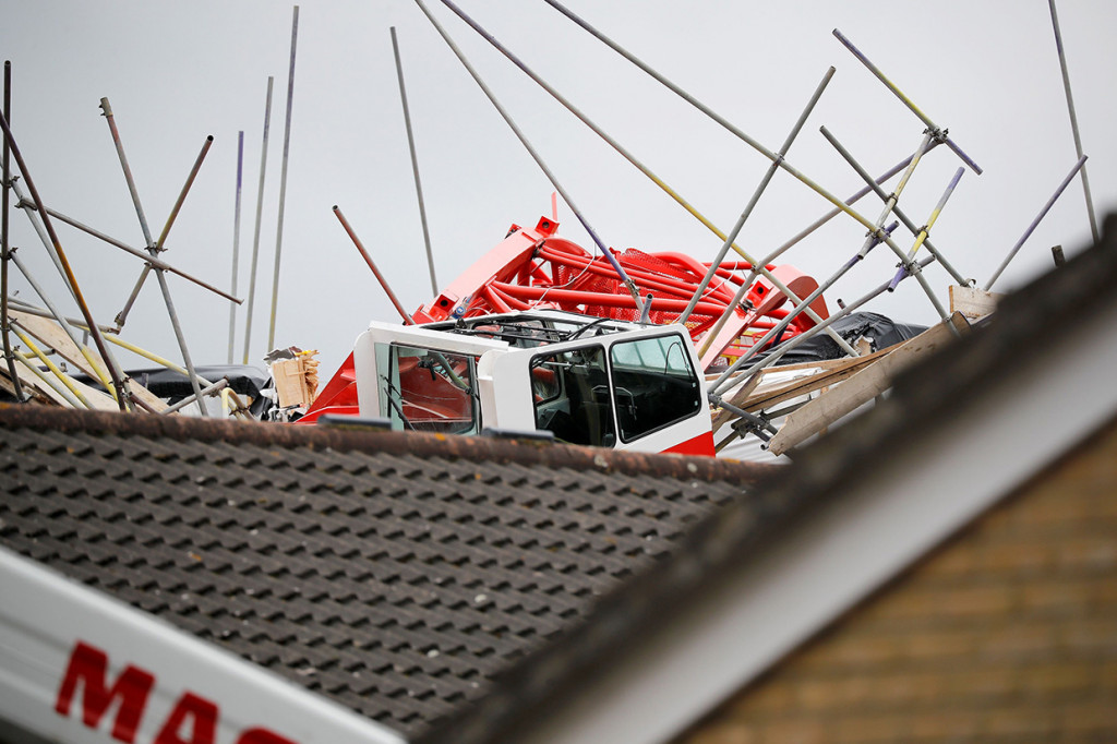 Sedikitnya satu orang tewas dan empat lainnya cedera setelah sebuah crane roboh dan menimpa deretan rumah warga di London timur, Rabu, 8 Juli 2020 waktu setempat.