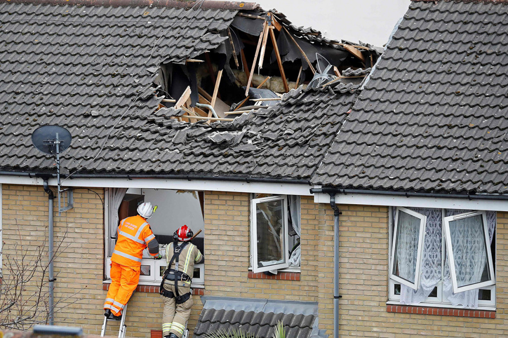 Empat orang pada awalnya ditemukan terluka di tempat kejadian, kata layanan ambulans, dua menderita cedera kepala dan langsung dibawa ke rumah sakit. Selanjutnya satu korban lain ditemukan dalam keadaan meninggal dunia.