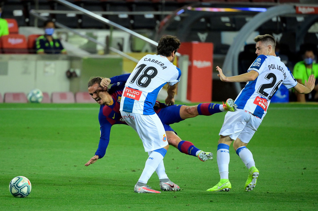 Sejak awal pertandingan, Espanyol memarkir 10 dari 11 pemain mereka di areanya sendiri dan berusaha sekeras mungkin meredam serangan-serangan dari kubu tuan rumah.