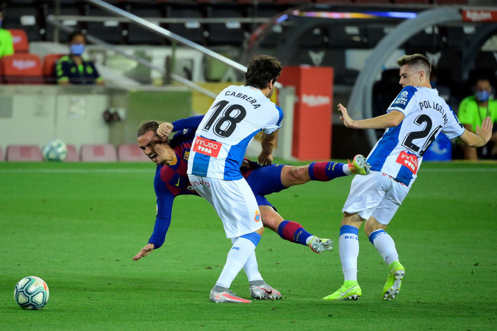 Sejak awal pertandingan, Espanyol memarkir 10 dari 11 pemain mereka di areanya sendiri dan berusaha sekeras mungkin meredam serangan-serangan dari kubu tuan rumah.