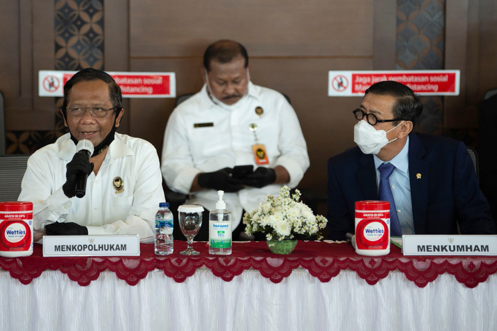 Menteri Koordinator Bidang Politik, Hukum, dan Keamanan Mahfud MD bersama Menteri Hukum dan HAM Yasonna Laoly menggelar jumpa pers terkait jalannya ekstradisi terhadap Maria Pauline Lumowa.