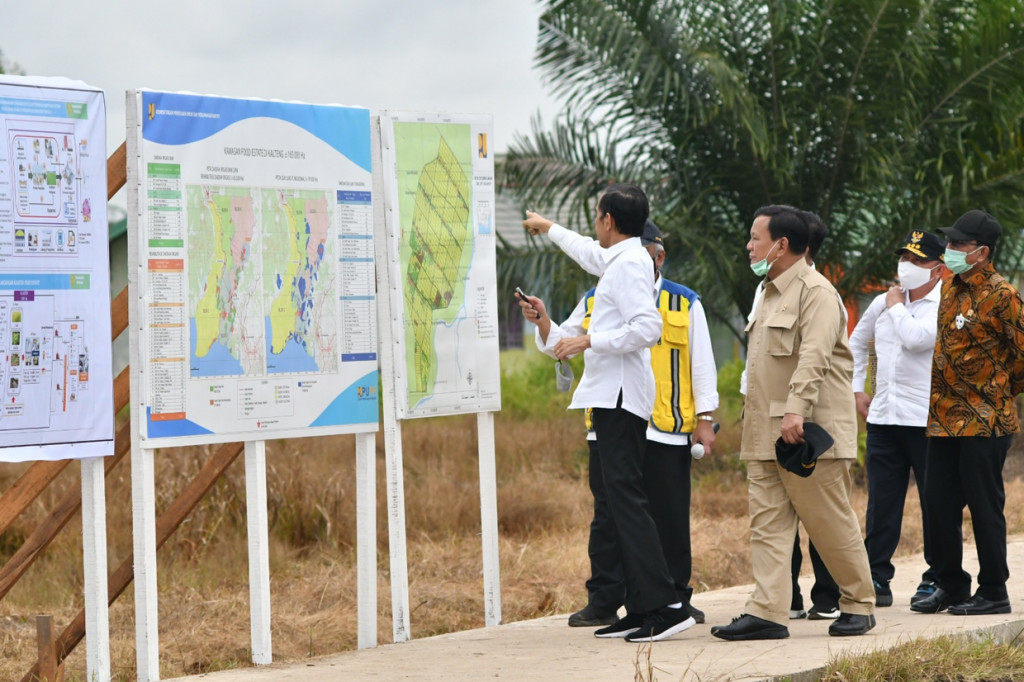 Prabowo Subianto, Kepala Staf Kepresidenan Moeldoko, Kepala Sekretariat Presiden Heru Budi Hartono, Sekretaris Militer Presiden Mayjen TNI Suharyanto, Komandan Paspampres Mayjen TNI Maruli Simanjuntak, dan Deputi Bidang Protokol, Pers, dan Media Sekretariat Presiden Bey Machmudin.