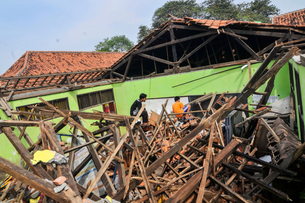 Sejumlah warga mengamati atap Sekolah Dasar Negeri (SDN) 03 Sindangsari yang ambruk di Cabangbungin, Kabupaten Bekasi, Jawa Barat.