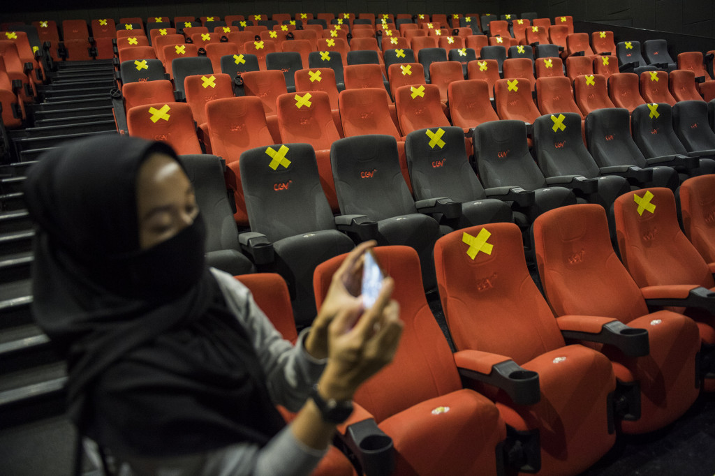 Simulasi tersebut dilakukan dalam rangka peninjauan kesiapan tempat hiburan bioskop dalam penerapan protokol kesehatan seperti penggunaan alat pelindung wajah bagi karyawan, pembatas jaga jarak, masker, sarung tangan dan cairan disinfektan seiring tatanan normal baru di tengah pandemi Covid-19.