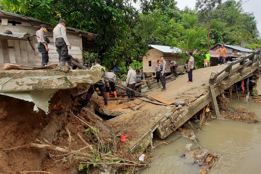 Perbatasan Indonesia-Malaysia di Entikong Diterjang Banjir ...