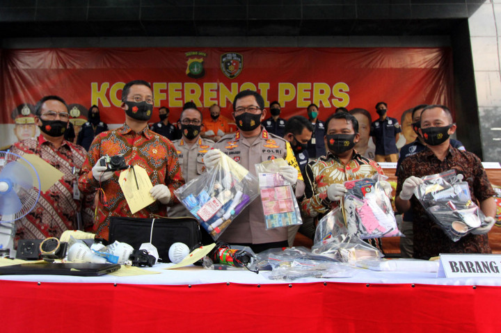 Kapolda Metro Jaya Nana Sujana (tengah) bersama Menteri Sosial Juliari Batubara (kedua kiri) menunjukkan barang bukti kasus eksploitasi seksual terhadap anak yang dilakukan tersangka Francois Abello Camille di Markas Polda Metro Jaya, Jakarta.