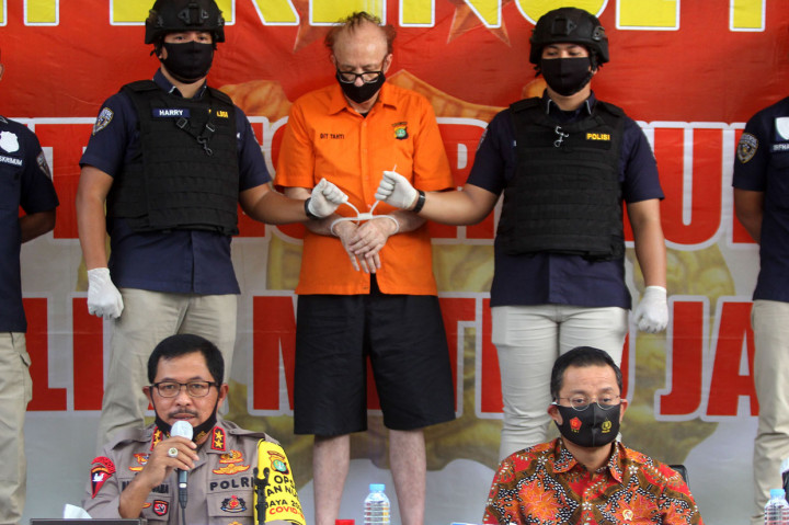 Selain menangkap tersangka yang merupakan WNA asal Perancis, polisi juga mengamankan barang bukti berupa kamera dan hasil video rekaman gambar korban yang diduga sebanyak 305 anak.