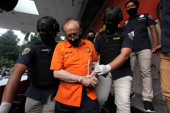 Sejumlah polisi mengawal tersangka Francois Abello Camille (kedua kiri) usai gelar perkara eksploitasi seksual terhadap anak di Markas Polda Metro Jaya, Jakarta.