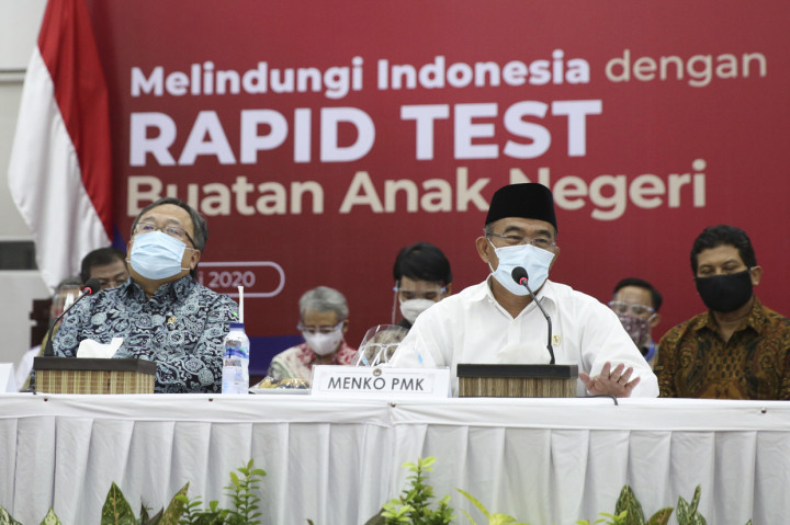 Menteri Koordinator Bidang Pembangunan Manusia dan Kebudayaan Muhadjir Effendy (kedua kanan) dan Menristek / Kepala Badan Riset dan Inovasi, Bambang Brodjonegoro (kiri) menghadiri peluncuran alat tes cepat (rapid test) Covid-19 buatan dalam negeri di Kantor Kemenko PMK, Jakarta.