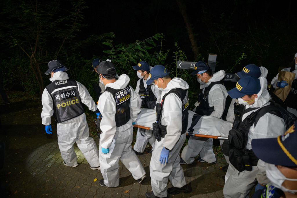 Pejabat kepolisian, Choi Ik-soo, tak menjelaskan penyebab kematian Park. Ia hanya menyatakan tak tanda-tanda bunuh diri maupun bekas tindakan kriminal di tubuh Park. Kepolisian tengah berkoordinasi dengan pihak keluarga untuk proses autopsi. AFP Photo/Ed Jones
