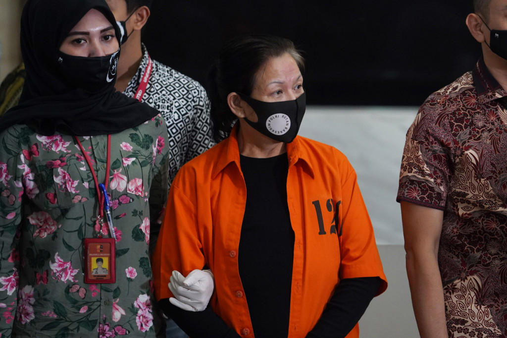 Tersangka Maria Pauline Lumowa (tengah) dihadirkan saat rilis kasus pembobolan kas Bank BNI di gedung Bareskrim Polri, Jakarta. 