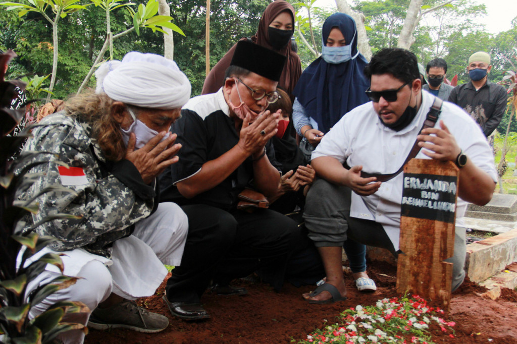 Keluarga dan kerabat berdoa di pusara Erwanda Lukas atau yang dikenal dengan nama Papa T Bob usai pemakamannya di Ciputat, Tangerang Selatan, Banten.
