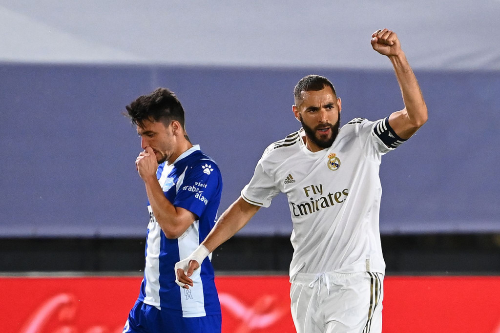 Karim Benzema melakukan selebrasi usai mencetak gol ke gawang Alaves.
