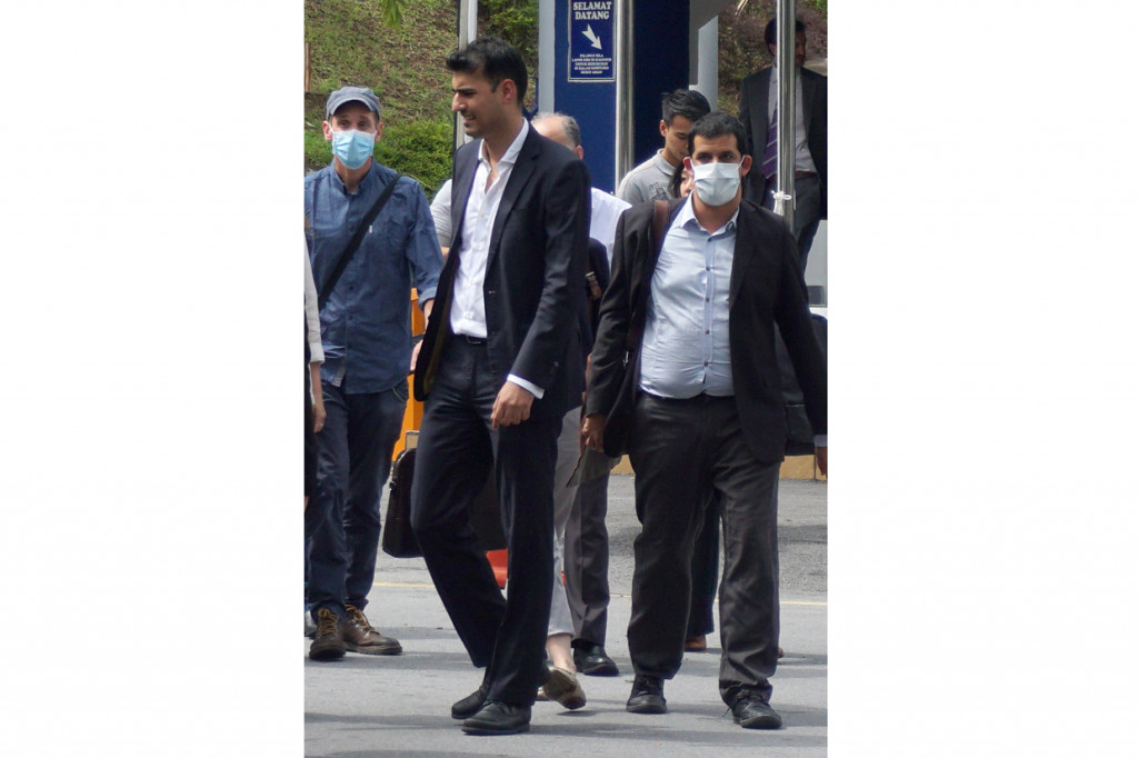 Koresponden Al Jazeera di Malaysia Drew Ambrose (kanan) bersama rekan sejawat dan pengacara berjalan keluar dari Kompleks Polisi Diraja Malaysia (PDRM) di Bukit Aman, Kuala Lumpur, Malaysia.