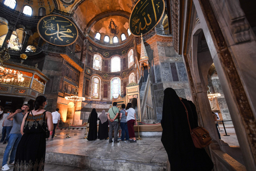 Pemerintah Turki resmi mengubah museum ternama Hagia Sophia di Istanbul menjadi masjid dan menyatakan terbuka untuk ibadah umat Islam. Presiden Turki Recep Tayyip Erdogan mengumumkan keputusan tersebut usai sebuah pengadilan menganulir status Hagia Sophia.