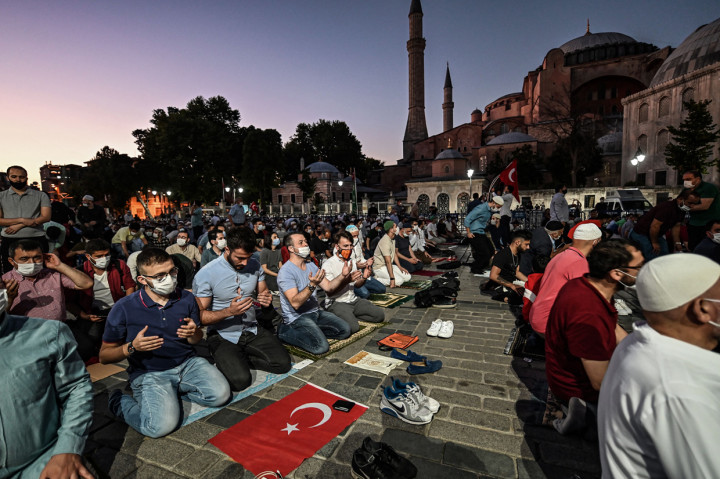 Warga berdoa di luar museum Hagia Sophia di Istanbul.
