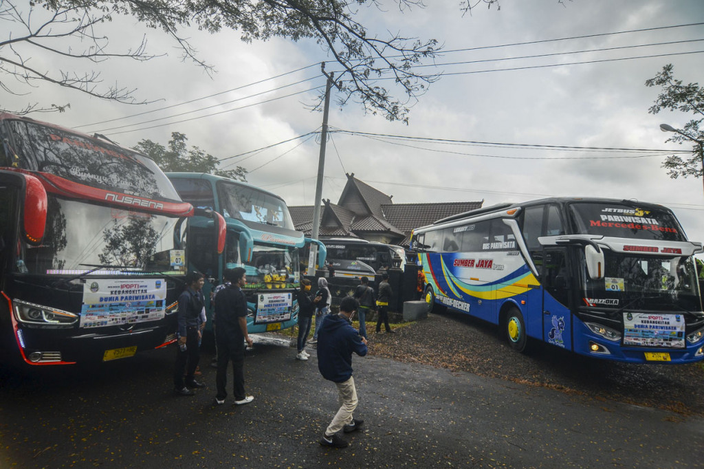 Rombongan bus pariwisata bersiap menggelar konvoi di Kawasan Kantor Tourism Information Center (TIC) saat pelepasan konvoi bus di Kabupaten Ciamis, Jawa Barat.