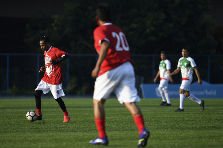 Pesepak bola Garuda Indonesia Rochy Putiray (kiri) menggocek bola dalam pertandingan persahabatan melawan Primavera-Baretti Indonesia di Jakarta.