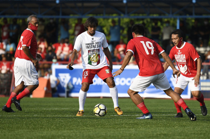 Pesepak bola Primavera-Baretti Indonesia Budi Sudarsono (tengah) berebut bola dengan pesepak bola Garuda Indonesia dalam pertandingan persahabatan di Jakarta.