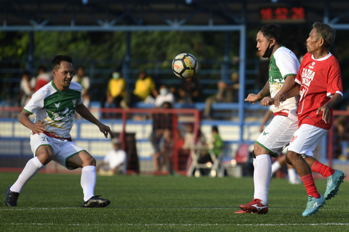 Pesepak bola Primavera-Baretti Indonesia Rachmat Afandi (kiri) dan Gendut Dony Christiawan (kedua kanan) berebut bola dengan pesepak bola Garuda Indonesia dalam pertandingan persahabatan di Jakarta.
