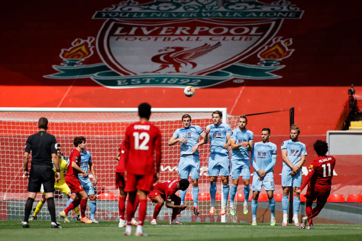 Sejak pertandingan dimulai, Liverpool langsung menekan tamunya. Beberapa peluang diciptakan para pemain tuan rumah namun masih dapat dimentahkan kiper Burnley Nick Pope yang tampil gemilang. Pope berhasil menghalau tembakan lambung dan tembakan mendatar Mohamed Salah.