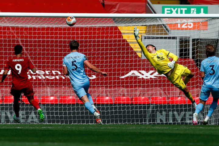 Sayangnya, pada menit ke-33, Pope tak punya kesempatan untuk menyelamatkan sundulan maut Andrew Robertson yang menyambut umpan silang terukur kiriman Fabinho, dan Liverpool untuk membuka keunggulan tuan rumah.