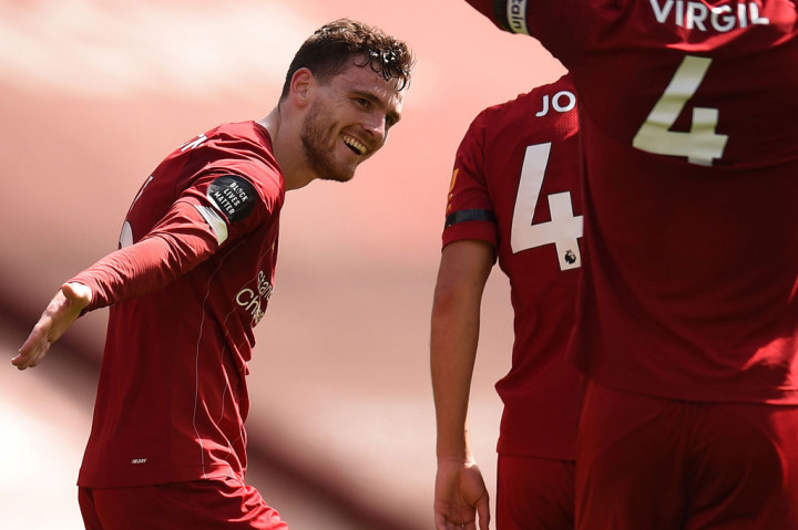 Robertson melakukan selebrasi bersama rekan-rekan setimnya usai menjebol gawang Pope