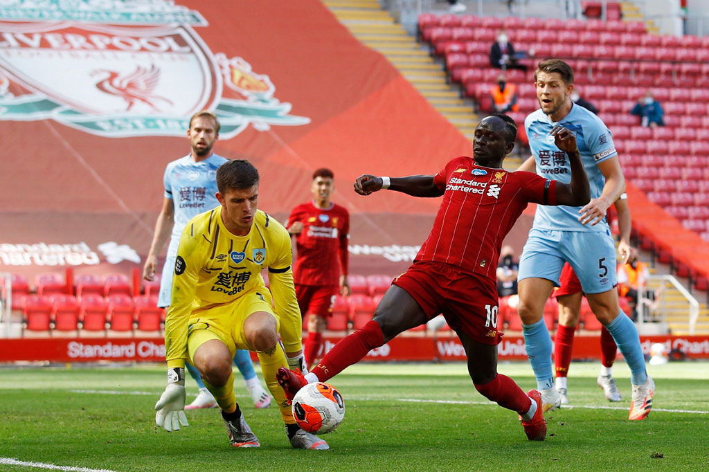 Sementara, Pope kembali memperlihatkan kepiawaiannya ketika menggagalkan tembakan tajam Sadio Mane pada menit kedua injury time demi mencegah Burnley tertinggal lebih jauh saat tiba waktu beristirahat di ruang ganti.