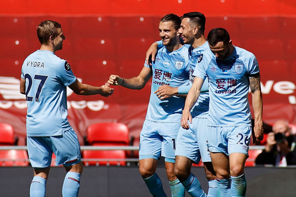 Tim tamu berhasil menyamakan kedudukan lewat Jay Rodriguez. Tendangan bebas jauh berhasil disambut oleh Tarkowski untuk diteruskan ke arah Jay Rodriguez yang berdiri bebas tanpa kawalan untuk menaklukkan kiper Alisson Becker dengan tembakan keras mendatar ke pojok kiri bawah gawang. Burnley satu, Liverpool satu pada menit ke-69.