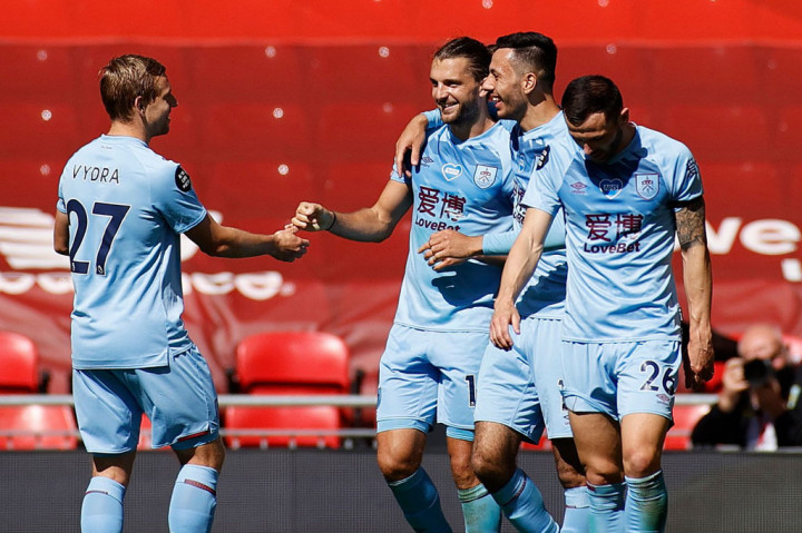 Tim tamu berhasil menyamakan kedudukan lewat Jay Rodriguez. Tendangan bebas jauh berhasil disambut oleh Tarkowski untuk diteruskan ke arah Jay Rodriguez yang berdiri bebas tanpa kawalan untuk menaklukkan kiper Alisson Becker dengan tembakan keras mendatar ke pojok kiri bawah gawang. Burnley satu, Liverpool satu pada menit ke-69.