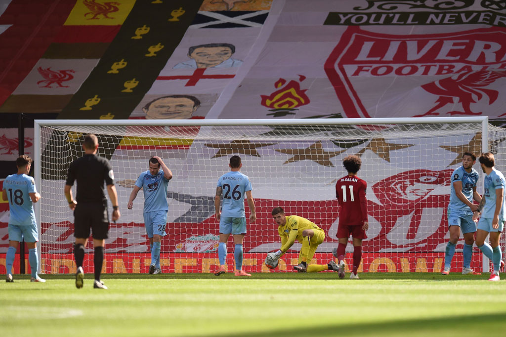 Liverpool memperoleh peluang emas untuk memastikan kemenangan ketika Alexander-Arnold mengirim umpan tarik kepada Salah yang berdiri bebas di tengah kotak penalti, sayang penyelesaiannya lurus saja ke pelukan Pope dan skor imbang 1-1 bertahan hingga bubaran.