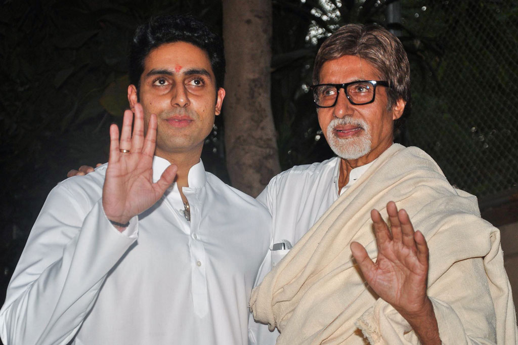 Tak lama setelah Amitabh Bachchan mengumumkan kondisinya, sang putra Abhisek, 44, yang juga merupakan bintang Bollywood juga mengungkap bahwa dia positif korona. 