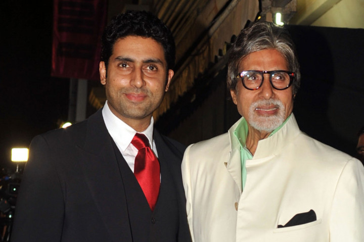Amitabh Bachchan dan Abhishek dibawa ke rumah sakit Nanavati di Mumbai, India di mana keduanya hanya mengalami simptom ringan. Amitabh Bachchan mendesak siapa pun yang dekat dengannya dalam 10 hari terakhir untuk dites.