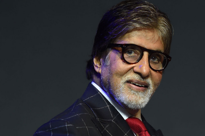 Megabintang Bollywood Amitabh Bachchan mengungkapkan kepada jutaan pengikutnya di Twitter bahwa dia positif terkena virus korona (covid-19). Saat ini dia dirawat di sebuah rumah sakit di Mumbai.