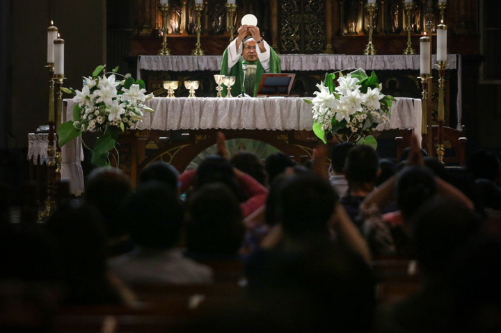 Pastor memimpin misa mingguan di Gereja Katedral, Jakarta, Minggu, 12 Juli 2020.