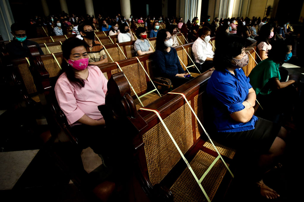 Dalam masa PSBB transisi, Gereja Katedral Jakarta kembali menggelar misa bagi jemaat dengan menerapkan protokol kesehatan untuk mencegah penularan covid-19.